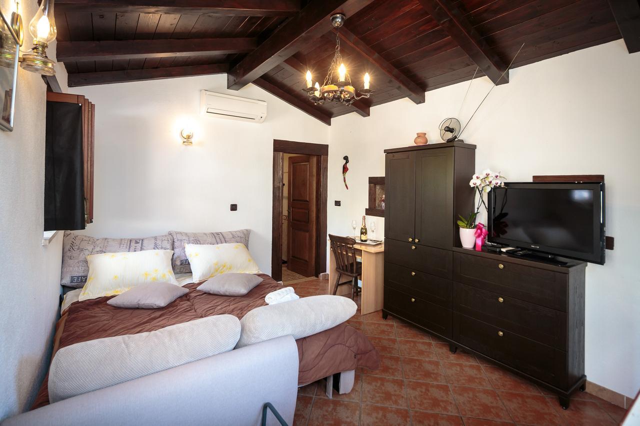 Apartments Mirjana 1655 Kanfanar Esterno foto